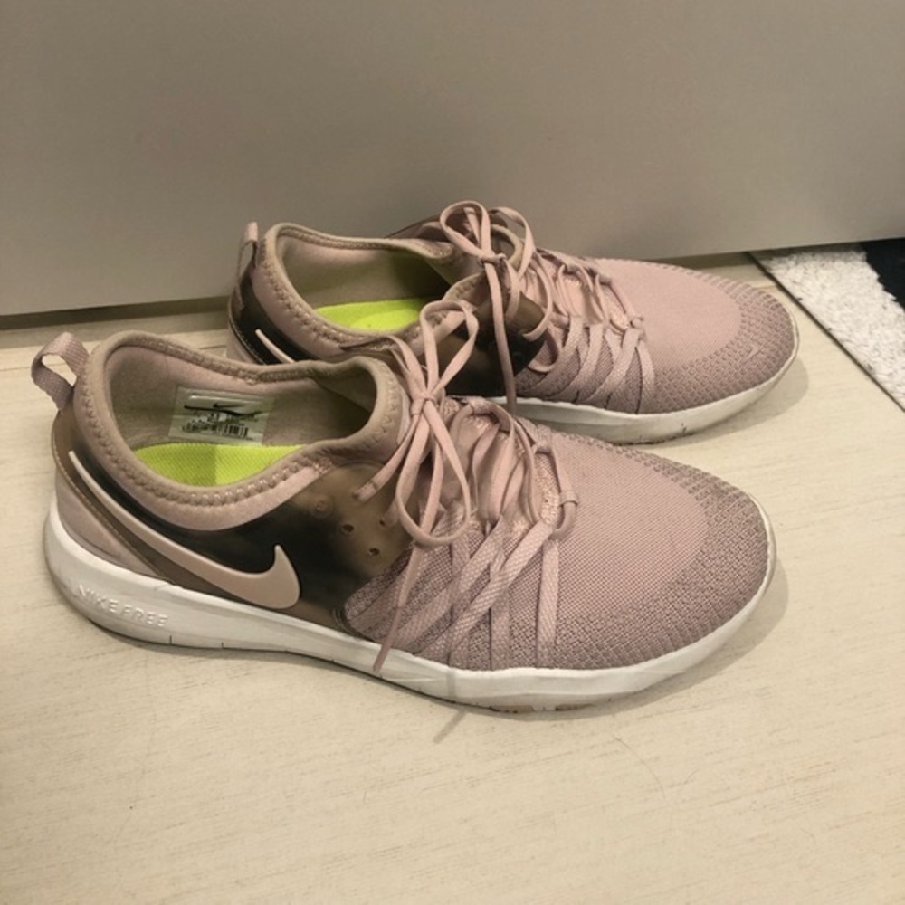 Pink Nike tennis shoes, very lightly worn!